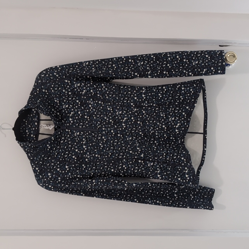Size extra small long sleeve exercise jacket shirt. Fits your body nice